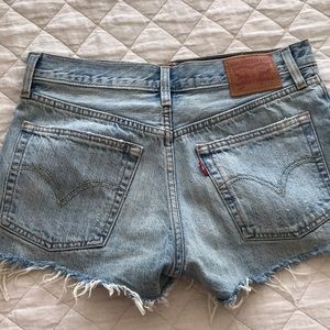Levi “wedgi” distressed cut off denim shorts